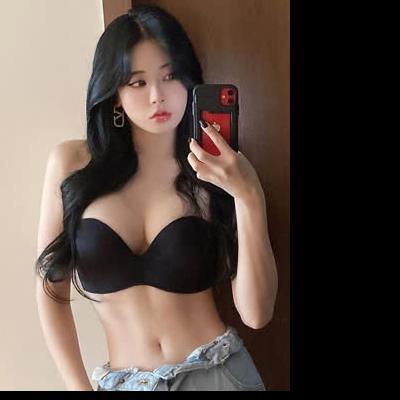 레이싱모델 김라영 블랙 튜브 브라 셀카 가슴골