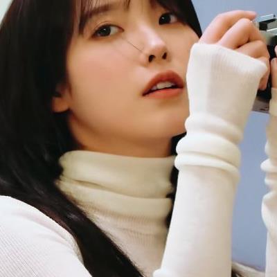 분위기 쩌는 앞머리 내린 아이유 . JPGIF